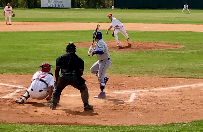 Baseball Splits Doubleheader with Hilbert
