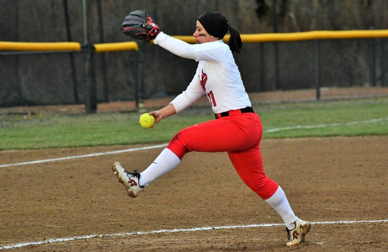 Softball Splits Non-Conference Twinbill with UMass Dartmouth