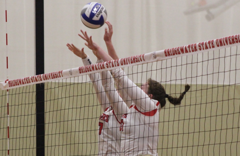Volleyball Splits Pair of Matches at RIC