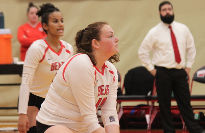 Volleyball Outlasts Salem State, 3-2