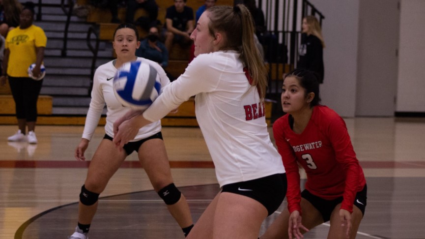 Volleyball Drops 3-0 Decision to Wheaton