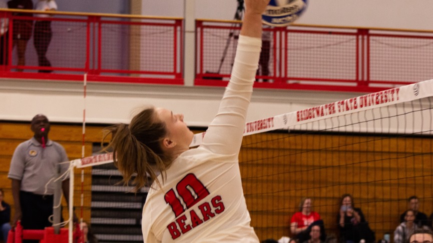 Volleyball Edged by Worcester State, 3-2