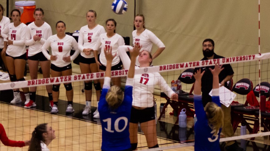Volleyball Holds Off UNE for Season Opening 3-2 Win