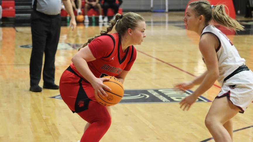 Women's Basketball Slips By Fitchburg State to Stay Unbeaten in MASCAC Play