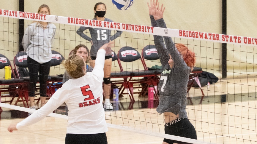Volleyball Drops 3-0 Decision to UNE